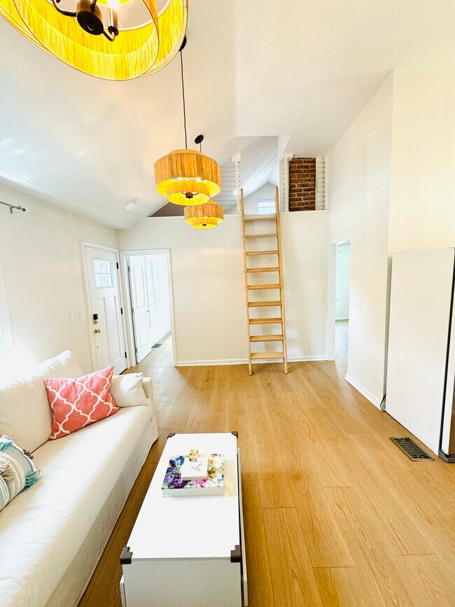 Building Photo - 404 S Horners Ln