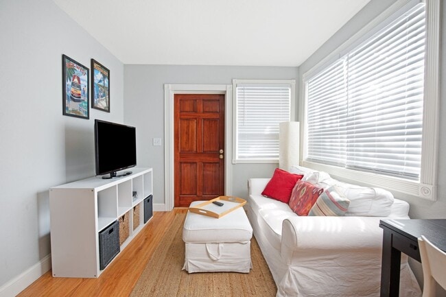 Building Photo - Beautifully Furnished 2-bedroom, 1-bathroom apartment 1 year lease