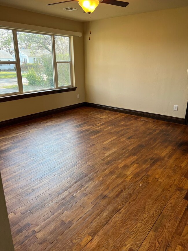 Building Photo - Cute Home for Lease