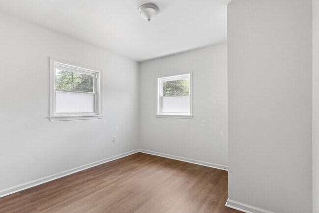 Building Photo - 422 Longwood Ave