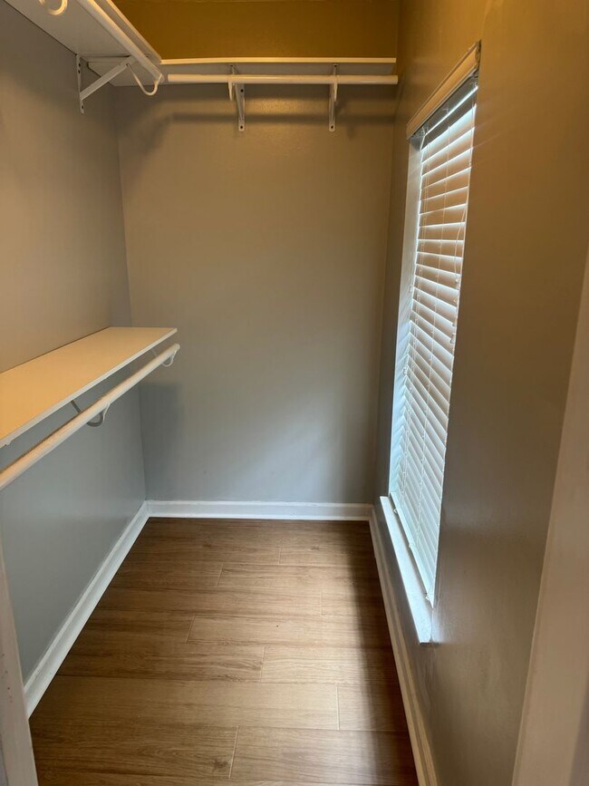 Building Photo - Knoxville 37918 - Beautiful 3 bedroom, 2 bath home in the heart of Powell - Contact Lisa Vineyard...