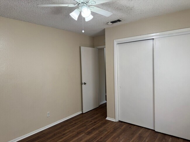 Building Photo - 6919 Moon Lake Dr