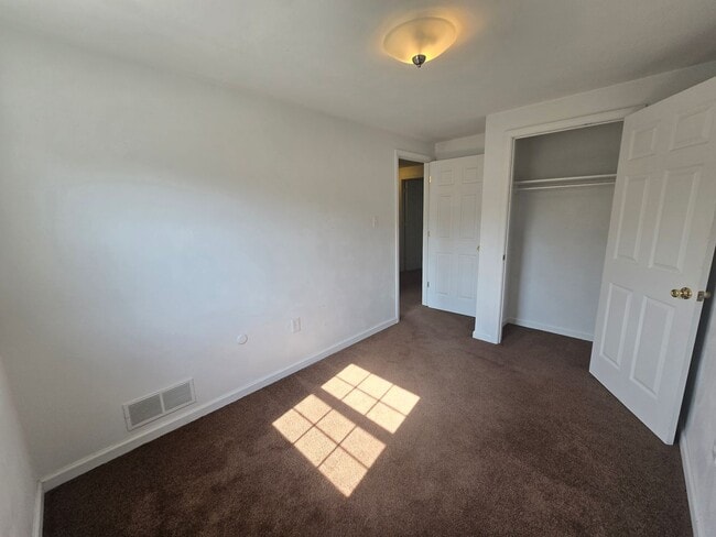 Building Photo - Beautiful three bedroom townhouse - Hempfi...