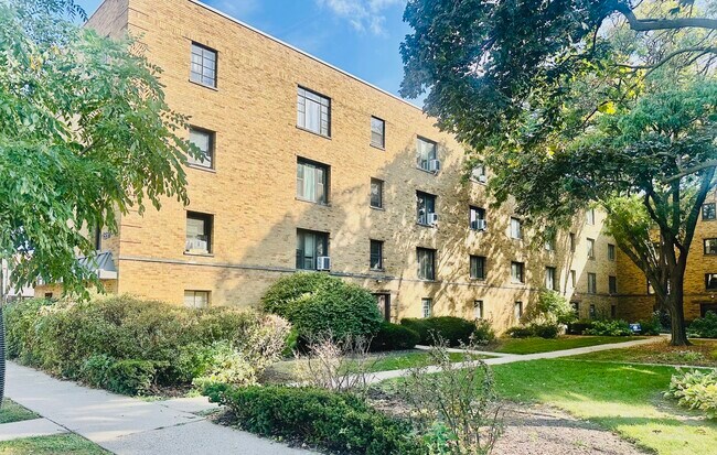 Building Photo - 1555 Monroe Ave