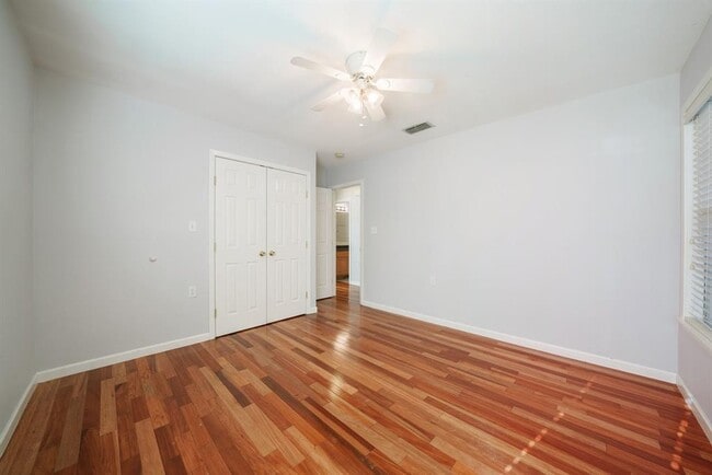 Building Photo - 1403 Broadmoor Dr