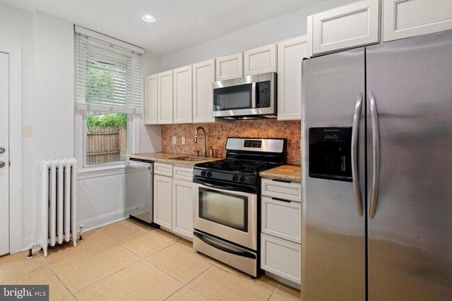 Building Photo - 3881 Manor St