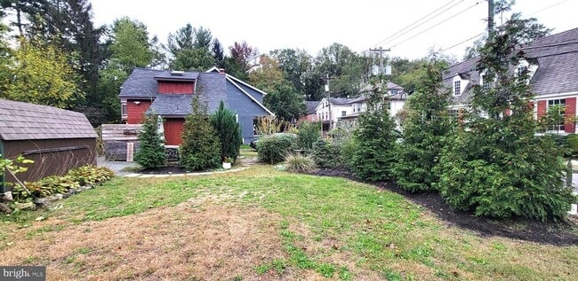 Building Photo - 264 Lake St