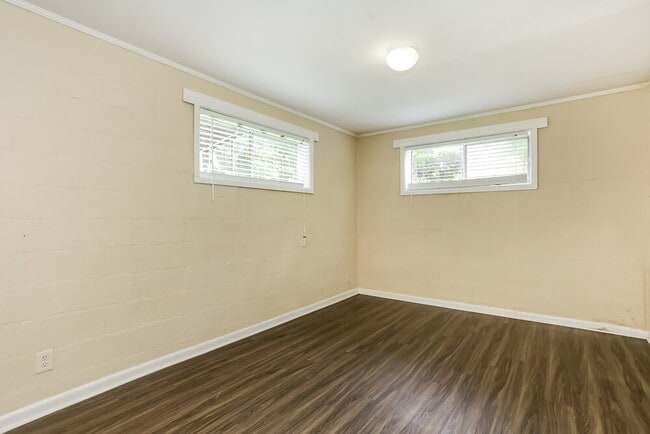 Building Photo - 2410 Ridgeway Dr
