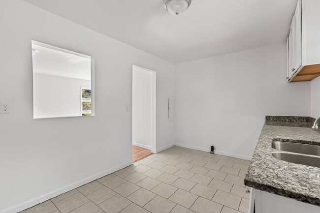 Building Photo - Newly renovated 4 bedroom, 2 bath home wit...