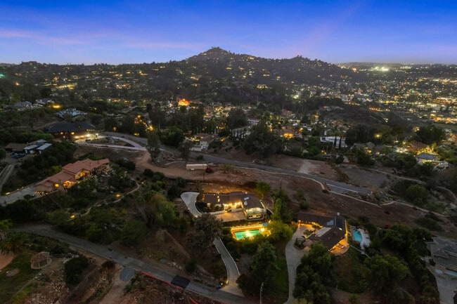 Building Photo - 5048 Bluff Pl