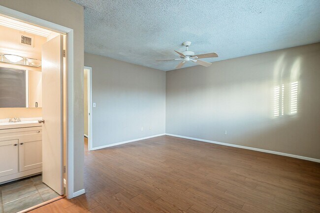 Building Photo - Charming 3 bedroom townhome near everything!