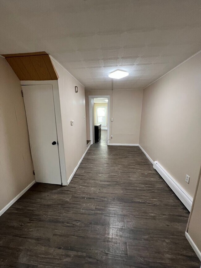 Building Photo - Charming 3 Bedroom 2 Bathroom House near RACC