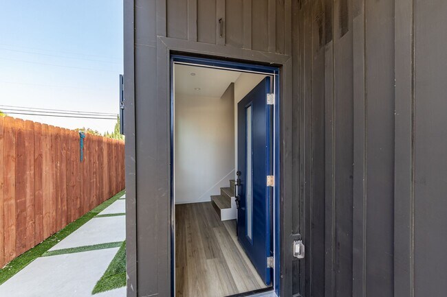 Building Photo - Stunning New 4-Bedroom Townhome with Priva...
