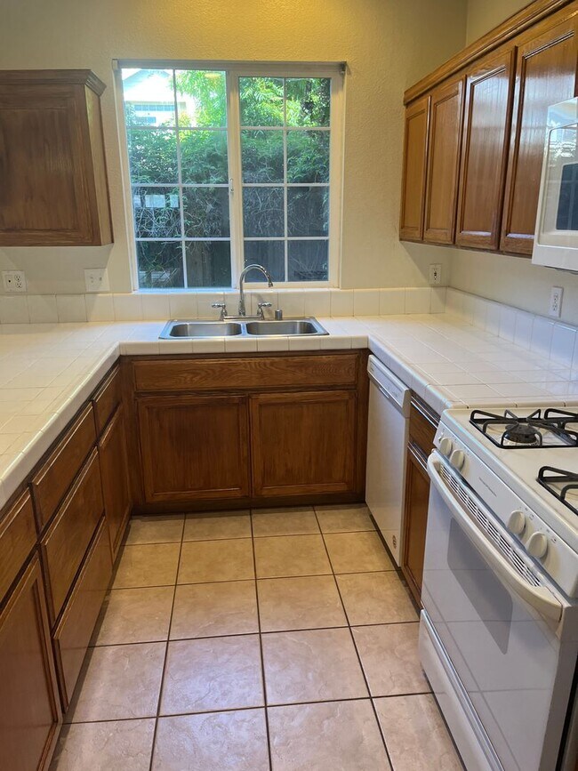 Building Photo - 3 bedroom 2.5 bath town home with large bo...