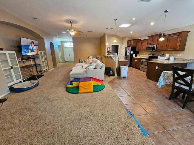 Building Photo - Spacious Golf Course Area Home with 4 Bedr...