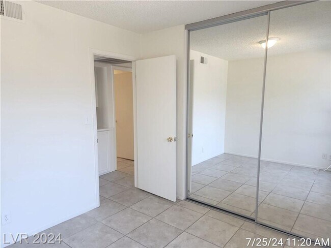 Building Photo - FANTASTIC SINGLE-STORY TOWNHOME JUST MINUT...