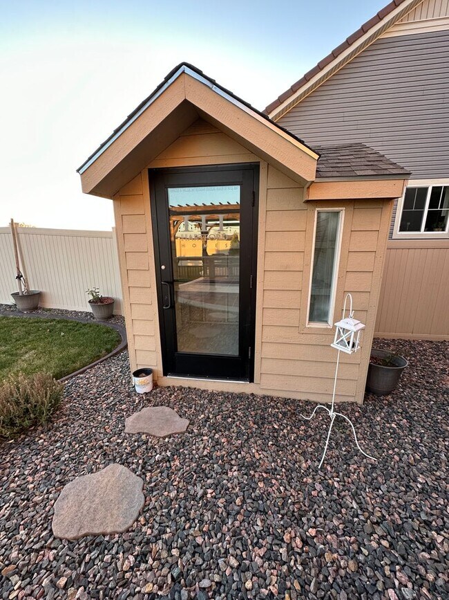 Building Photo - Beautiful 3 Bed 2.5 Bath in Thompson River...