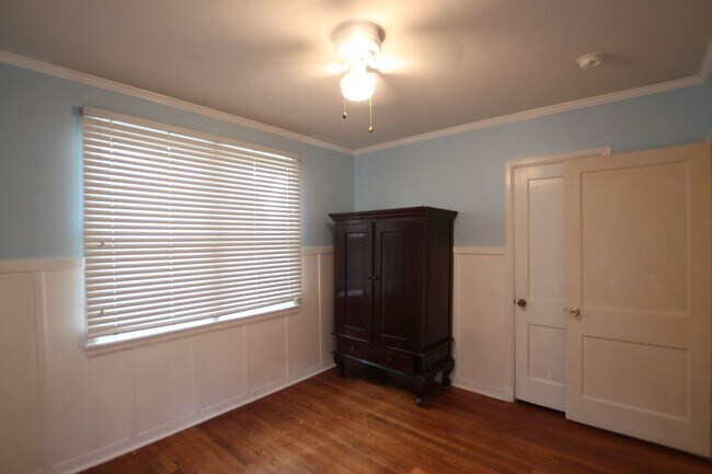 Building Photo - 3 Bedroom, 1.5 Bath Home in Central Tyler!
