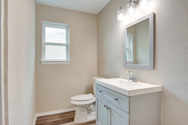 Building Photo - 2402 Ozark Dr