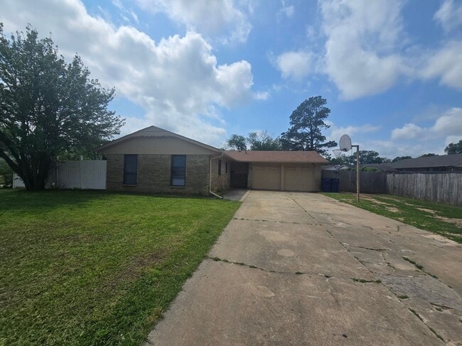 Building Photo - 3 Bedroom 1.5 Bath and 2 Garage home in Shawnee!