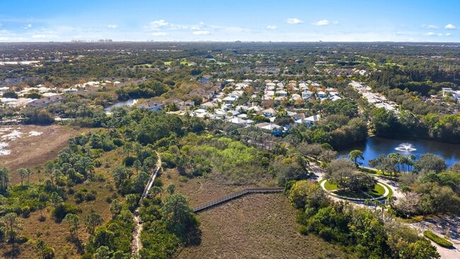 Building Photo - 200 W Bay Cedar Cir