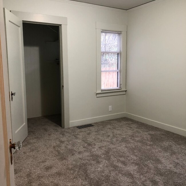 Building Photo - 2 Bedroom, 1 Bath Eureka Bungalow