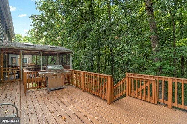 Building Photo - 6874 Caravan Ct