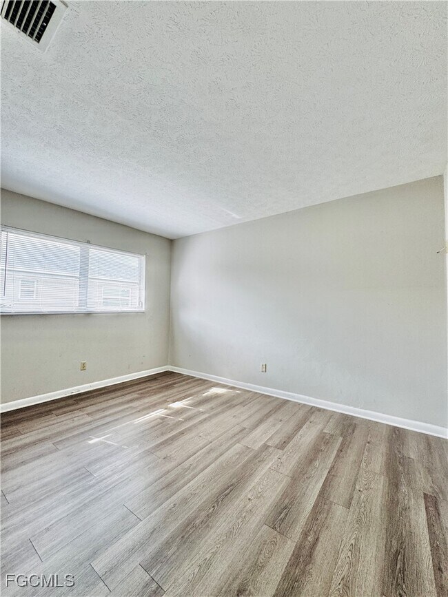 Building Photo - 3619 SE 9th Pl