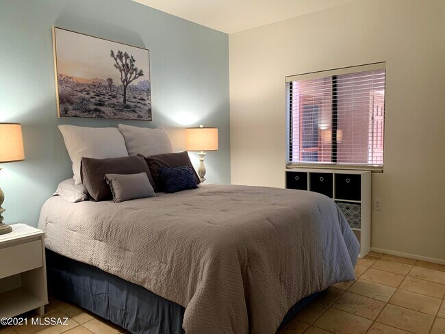 Building Photo - 5051 N Sabino Canyon Rd