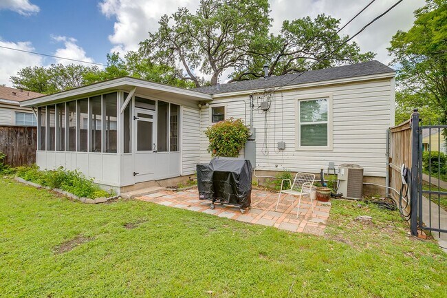 Building Photo - Pristine 2 Bed, 1 Bath Home for Rent in the Cultural District- 76107