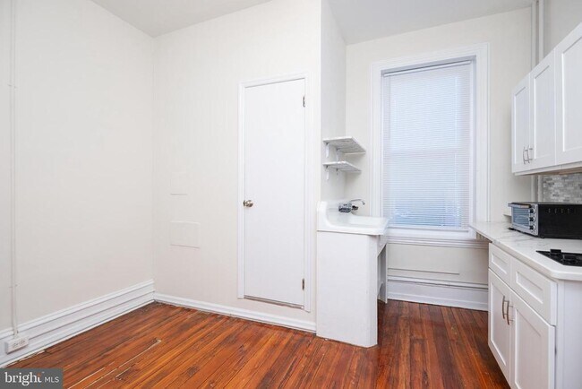 Building Photo - 932 N 5th St