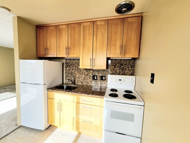 Building Photo - Woodlake Studio