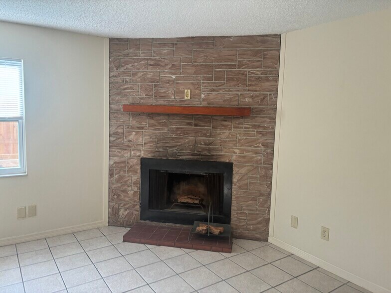 Building Photo - 2651 Kingswood Dr NE