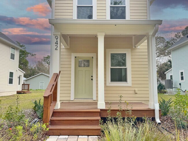 Building Photo - 942 Alexander St