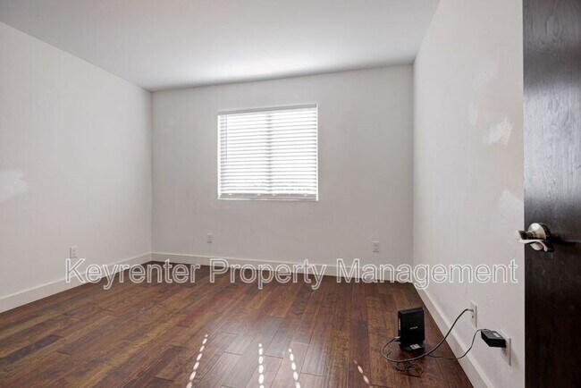 Building Photo - 727 NE 5th St