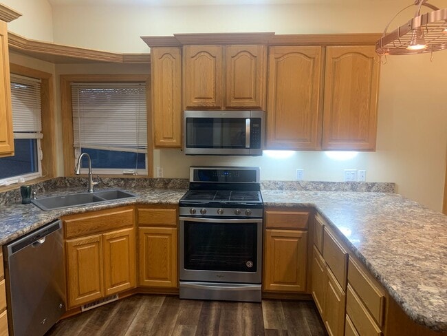 Building Photo - 5 Bedroom 3 Bathroom Home In Briarwood