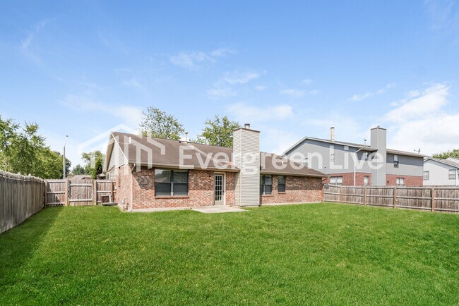 Building Photo - 6621 Deer Knolls Dr