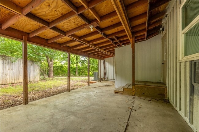 Building Photo - 522 S Duncan Ave