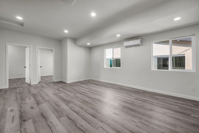 Building Photo - 5842-5840 Denver Ave