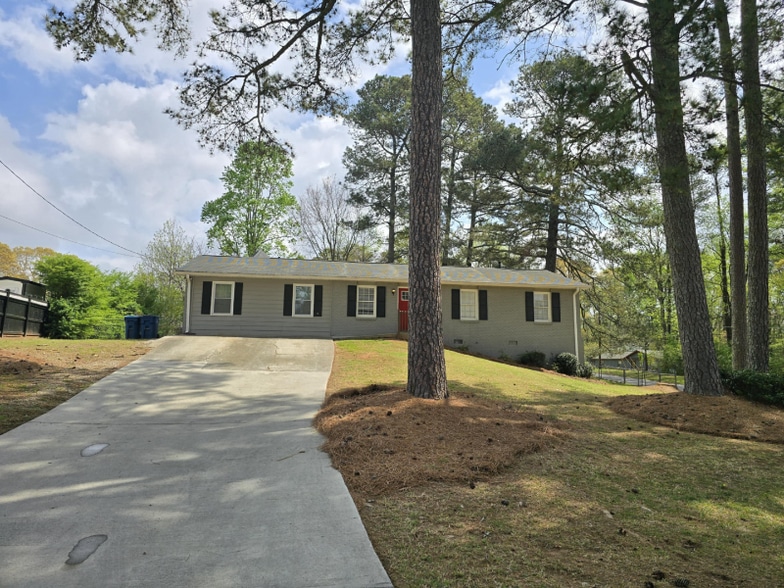 Building Photo - 3005 Hidden Dr