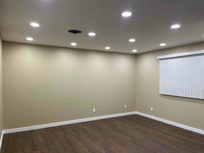 Building Photo - 3805 Windsor Dr