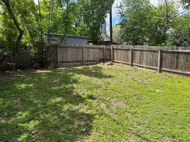 Building Photo - 1209 Armadillo Rd