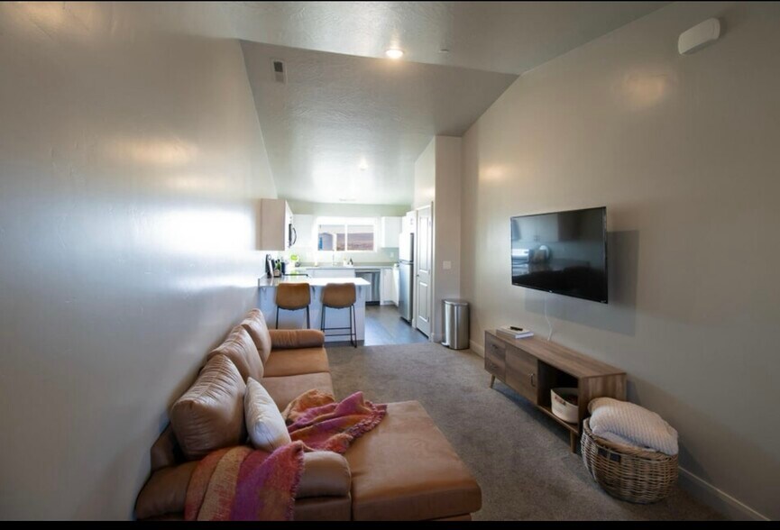 Building Photo - 128 N Lone Rock Dr