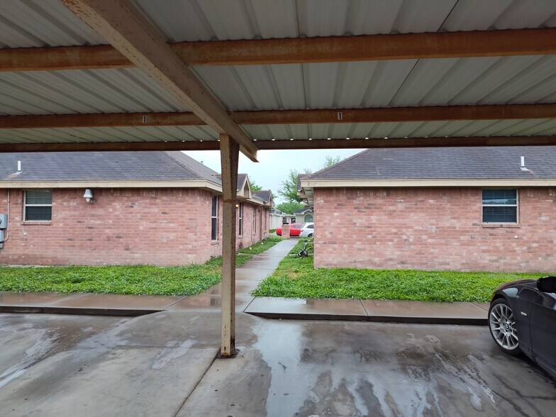 Building Photo - 2117 Aruba Dr