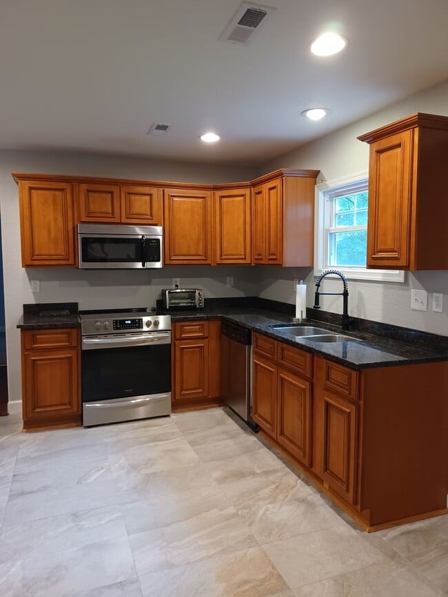 Building Photo - Beautiful home on large lot in Western Branch