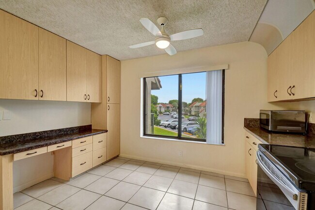 Building Photo - 5519 Fairway Park Dr
