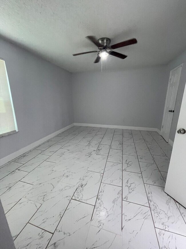 Building Photo - 4572 Commander Dr