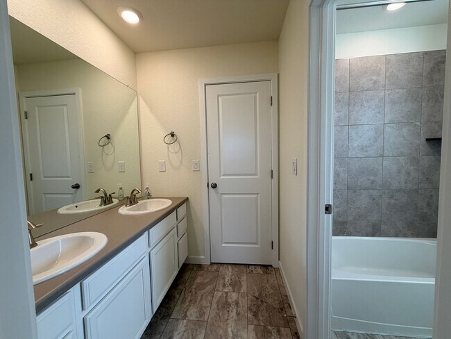 Building Photo - Exquisite Elizabeth Home