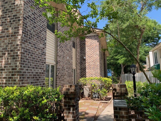 Building Photo - 2.5 Blocks to the Beach! Unfurnished 2 Bedroom, 2 Bath Condo on 1st Floor!