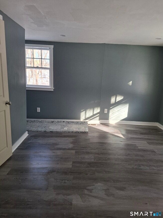 Building Photo - 7 Main St